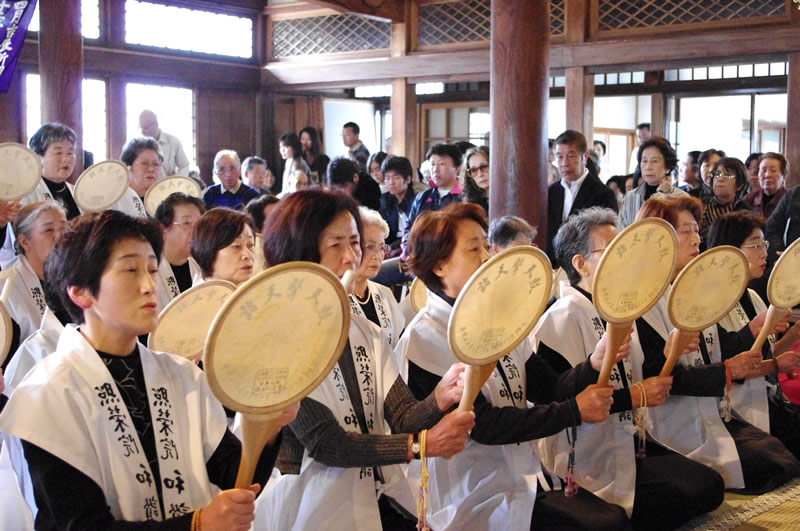 団扇太鼓を打ちながら和讃を唱えます。